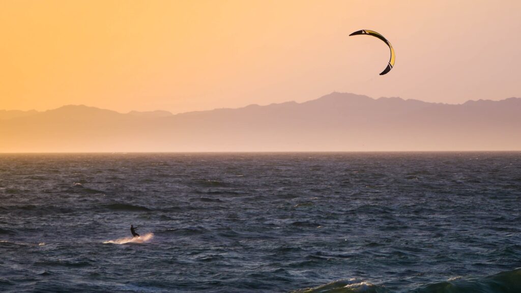 Kitesurfeur en session, illustration des cours de kitesurf