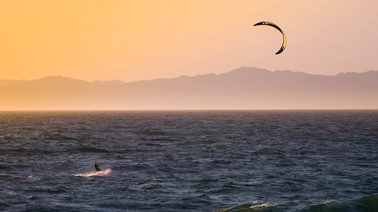 Kitesurfeur en session, illustration des cours de kitesurf