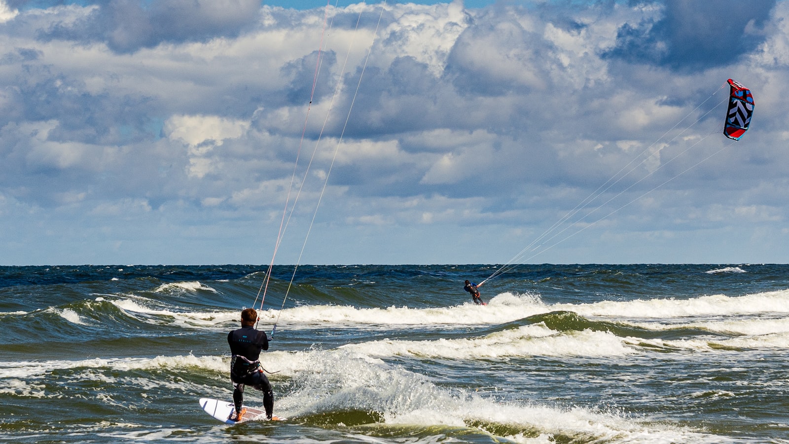 Kitesurf sur eau plate, illustration du spot de La Franqui
