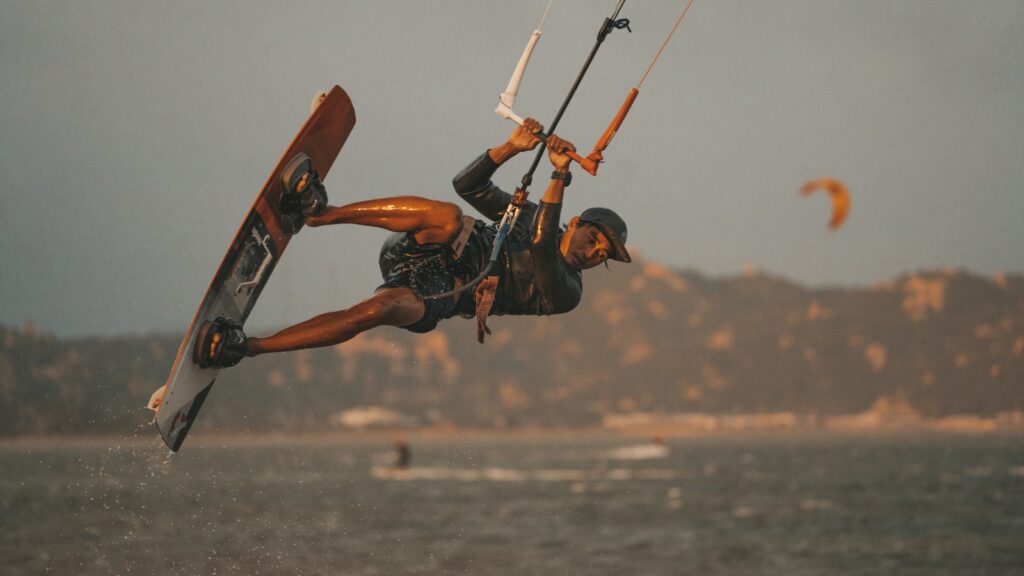 Kitesurfeur sur plan d'eau lisse, illustration du spot de Leucate