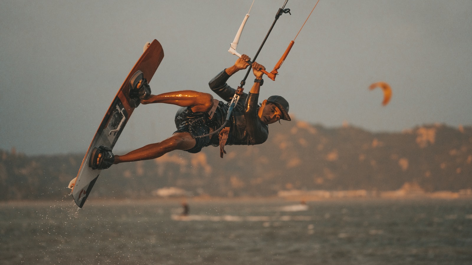 Kitesurfeur sur plan d'eau lisse, illustration du spot de Leucate