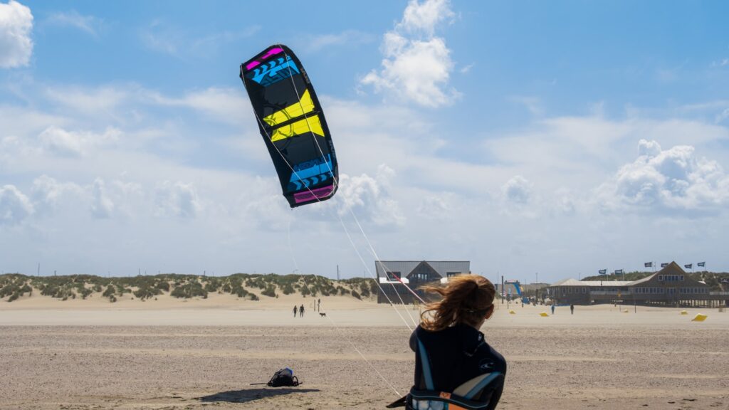 Matériel de kitesurf sur la plage, illustration du budget