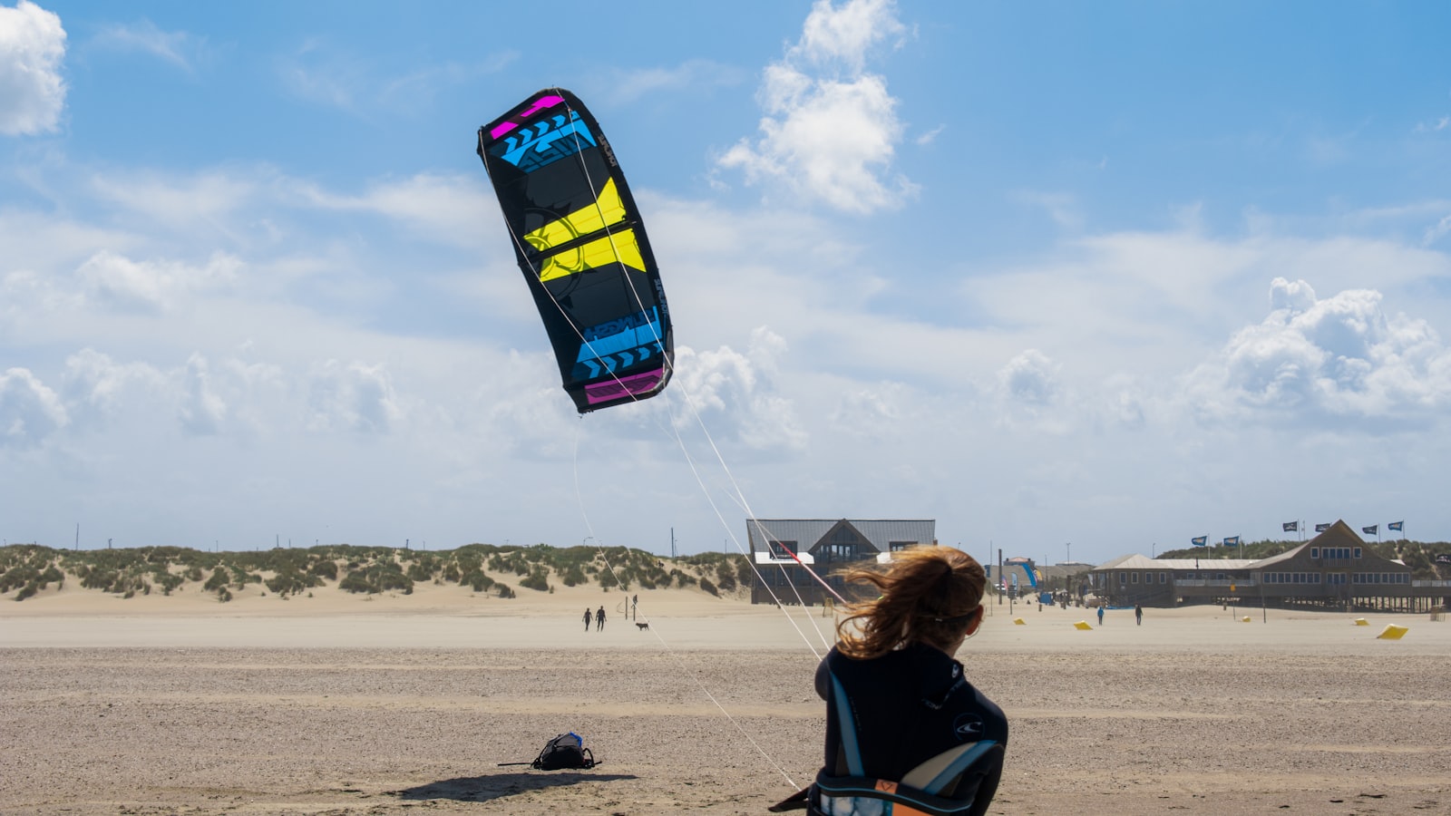 Matériel de kitesurf sur la plage, illustration du budget