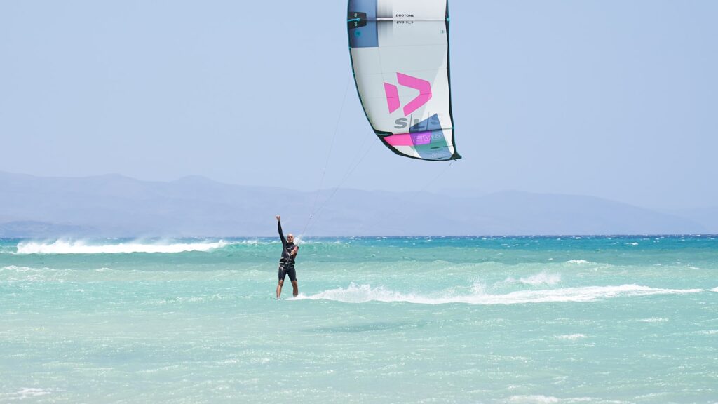 Ailes de kitesurf de différentes tailles sur la plage