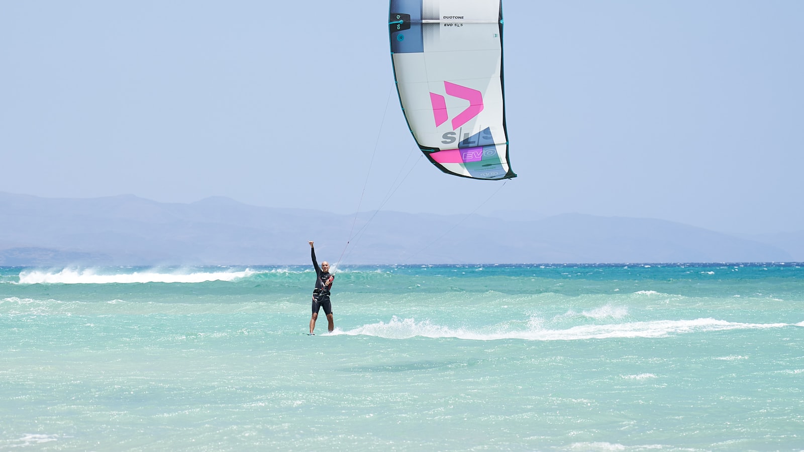 Ailes de kitesurf de différentes tailles sur la plage