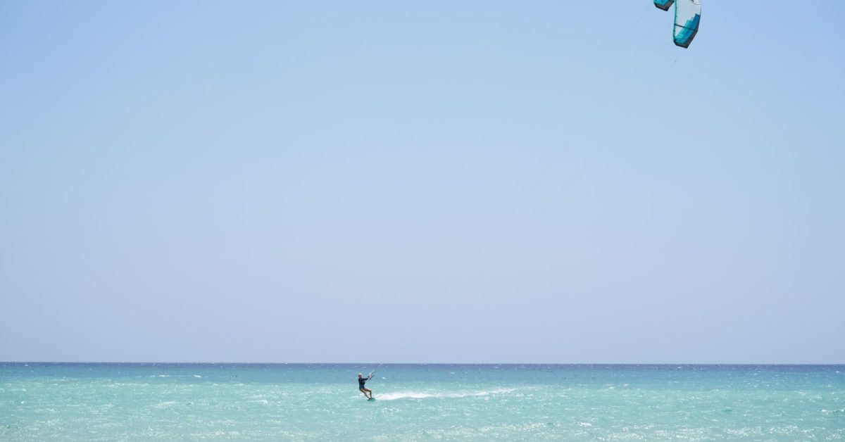 Apprentissage du kitesurf sur la plage
