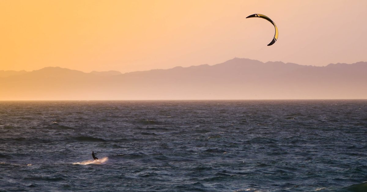 Kitesurfeur en session, illustration des cours de kitesurf
