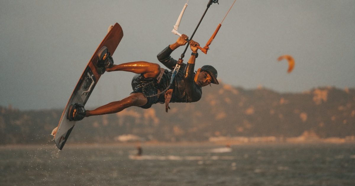 Kitesurfeur sur plan d'eau lisse, illustration du spot de Leucate