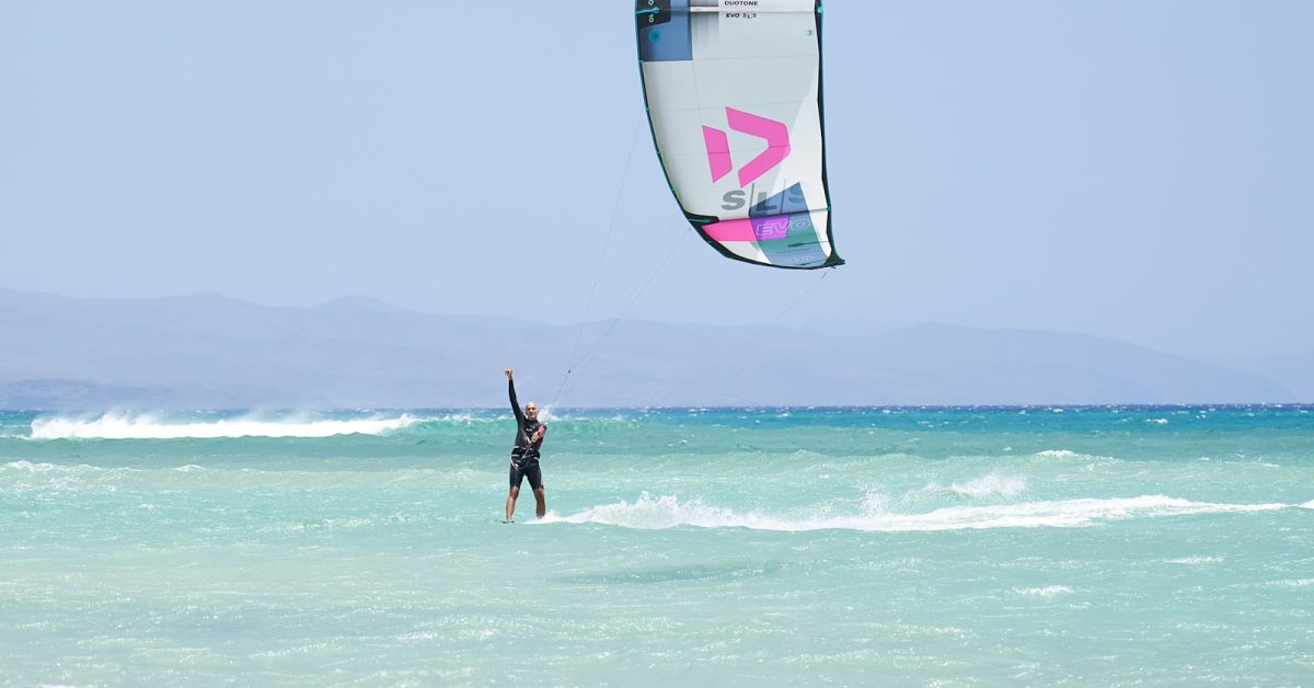 Ailes de kitesurf de différentes tailles sur la plage